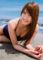 AKB48入山杏奈 ビーチでスク水から美乳がチラリ