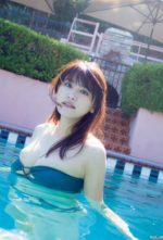 久松郁実 リゾート地のプールに現れた巨乳美女
