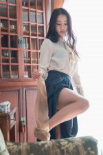 ストッキングを脱ぐ澄田綾乃